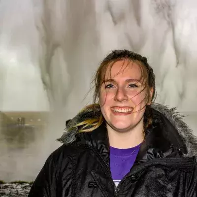 Elodie 27 ans devant un geyser 