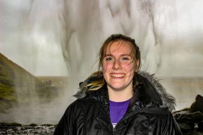 Elodie 27 ans devant un geyser 